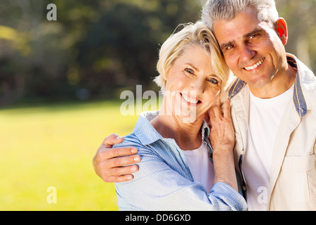 liebevolle mittleren paar umarmt im Freien im Alter von Stockfoto