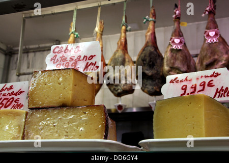 Schinken und Käse gefunden in einem spanischen Markt in Granada, Spanien. Stockfoto