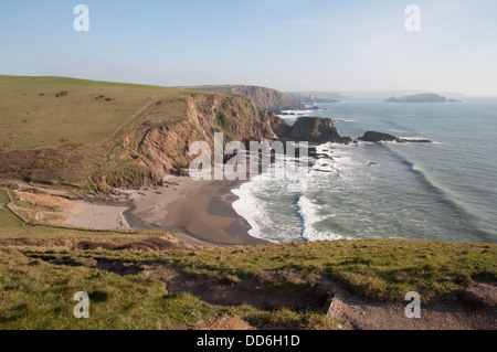 Blick in Richtung Burgh Island vom südwestlichen Küstenpfad über Westcombe Cove Stockfoto