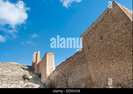 ALBARRACIN steinerne Stadtmauer auf der Hang, Albarracin, Provinz Teruel, Aragon, Spanien Stockfoto