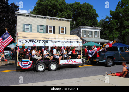 Maryland Accordion Club zeigt Unterstützung für Truppen in Afghanistan während der Parade zum Unabhängigkeitstag am 4th. Juli in Catonsville, Maryland, USA Stockfoto