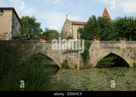 Fources, Departement Gers, Midi-Pyrénées, Südwestfrankreich, kreisförmige mittelalterliches Dorf, Brücke in Dorf Stockfoto