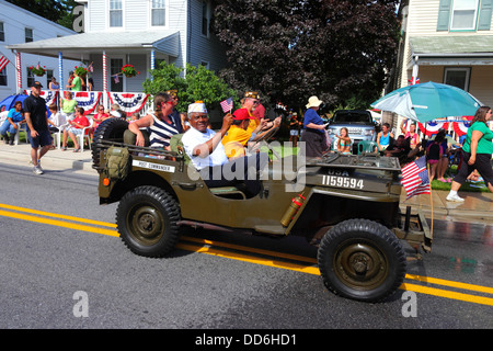 Afroamerikanischer Soldat im Armeejeep, der an den Paraden des Unabhängigkeitstages vom 4th. Juli in Catonsville, Maryland, USA, teilnahm Stockfoto