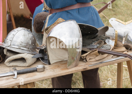 Waffen, Helme und andere Rüstungen, die Zugehörigkeit zu Les Meilen des Märsche, der mittelalterlichen Reenactment-Gruppe mit Sitz in Shrewsbury, UK Stockfoto