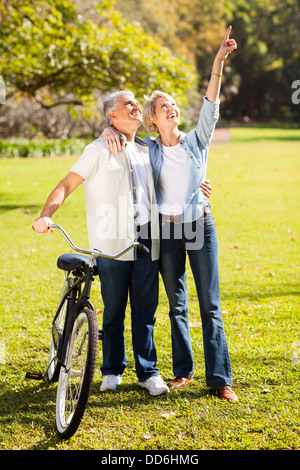 mittleren Alter Brautpaar Wandern im park Stockfoto