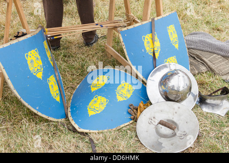 Schilde und andere Rüstungen, die Zugehörigkeit zu Les Meilen des Märsche, die mittelalterlichen Reenactment-Gruppe mit Sitz in Shrewsbury, England Stockfoto