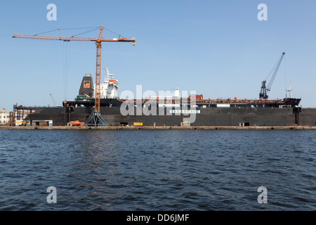 Dakar, Senegal. Schiff im Schwimmdock Dakarnave für Wartung, Dakar-Port. Stockfoto