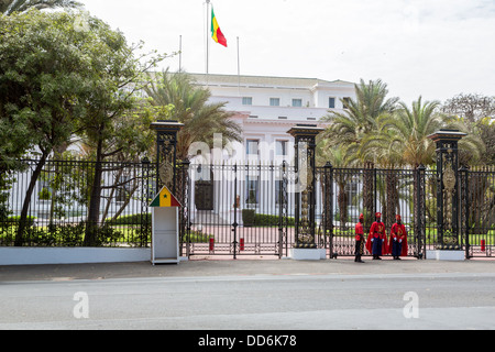 Dakar, Senegal. Presidential Wachen vor dem Präsidentenpalast. Ändern des Schutzes. Stockfoto
