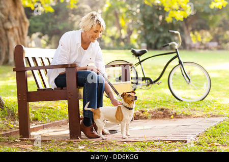 glücklich Reife Frau mit Hund im freien Stockfoto