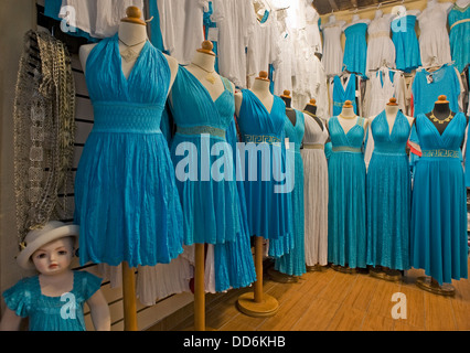 Kleinen Manneken in Damen Kleid Shop, Lindos, Rhodos, Griechenland. Stockfoto