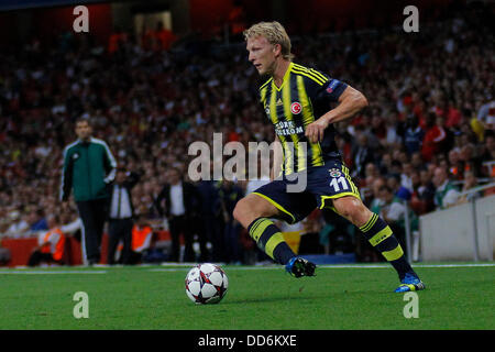 London, UK. 27. August 2013. Fernerbache Dirk Kuyt in der UEFA Champions League Qualifikationsrunde match zwischen Arsenal aus England und Fenerbahce aus der Türkei gespielt The Emirates Stadium am 27. August 2013 in London, England. Bildnachweis: Mitchell Gunn/ESPA/Alamy Live-Nachrichten Stockfoto