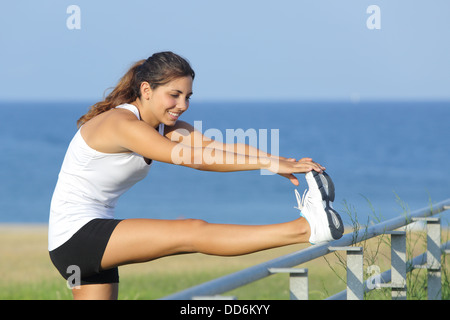 Nahaufnahme von einem schönen Sportlerin, die Beine mit dem Meer im Hintergrund Stockfoto