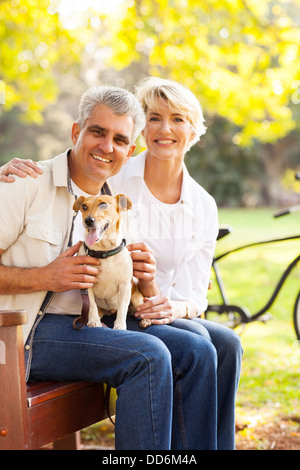 gerne älteres Paar und Hund im park Stockfoto