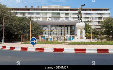 Dakar, Senegal. Soweto Platz (Place Soweto) mit National Assembly Building im Hintergrund. Stockfoto