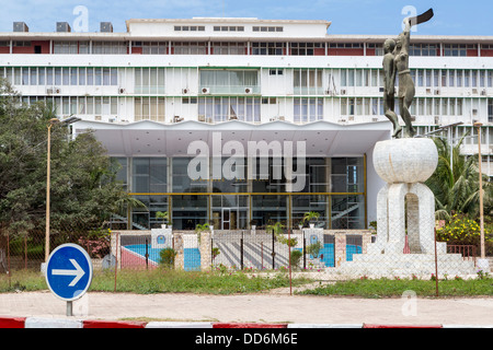 Dakar, Senegal. Soweto Platz (Place Soweto) mit National Assembly Building im Hintergrund. Stockfoto