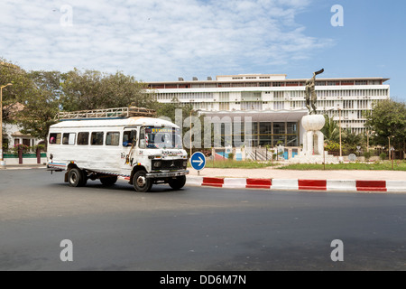 Dakar, Senegal. Soweto Platz (Place Soweto) mit National Assembly Building im Hintergrund, den Nahverkehr Bus im Vordergrund. Stockfoto