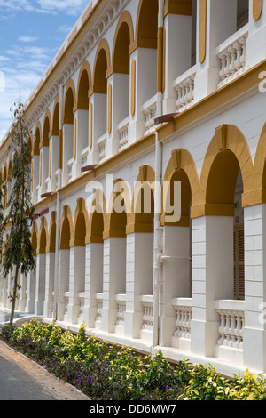 Dakar, Senegal. Dakar-Krankenhaus, während die französische Kolonialverwaltung gebaut. Linie ein Outdoor-Korridor Bögen. Stockfoto