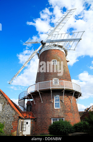 Cley nächstes Meer, Backsteinturm und GAP Windmühle, Norfolk, England UK Englisch Windmühlen Mühle Mühlen Anfang des 19. Jahrhunderts Stockfoto