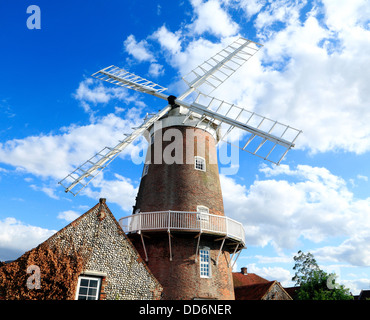 Cley nächstes Meer, Backsteinturm und GAP Windmühle, Norfolk, England UK Englisch Windmühlen Mühle Mühlen Anfang des 19. Jahrhunderts Stockfoto