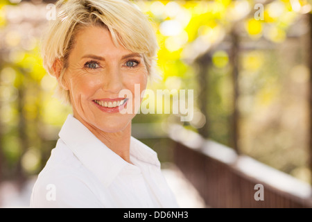 Porträt von schöne ältere Frau im freien Stockfoto