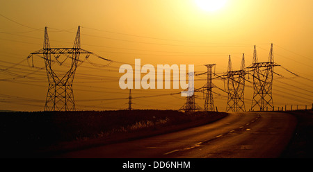 elektrische Türme Hochspannung während des Sonnenuntergangs Stockfoto