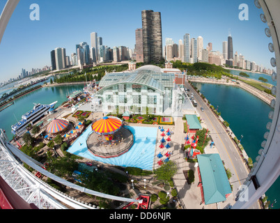 Atemberaubend, spektakulär, fisheye Blick auf die Skyline von Chicago am Morgen vom Navy Pier Riesenrad. Stockfoto