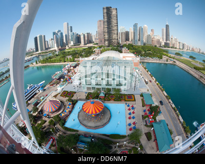 Atemberaubend, spektakulär, fisheye Blick auf die Skyline von Chicago am Morgen vom Navy Pier Riesenrad. Stockfoto