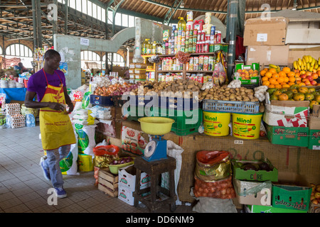 Dakar, Senegal. Innere der Kermel Markt, ein Obst- und Gemüsemarkt. Stockfoto