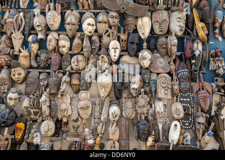 Dakar, Senegal. Geschnitzte afrikanische Masken zum Verkauf als Andenken. Stockfoto