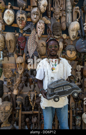 Dakar, Senegal. Anbieter von geschnitzte afrikanische Masken zum Verkauf als Andenken. Stockfoto