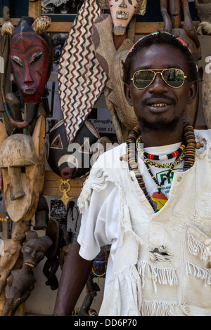 Dakar, Senegal. Anbieter von geschnitzte afrikanische Masken zum Verkauf als Andenken. Stockfoto