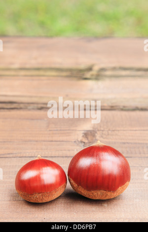 Kastanien auf Holztisch Stockfoto