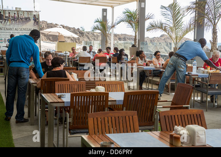 Dakar, Senegal. Kunden in einem Café in einem modernen Einkaufszentrum. Stockfoto