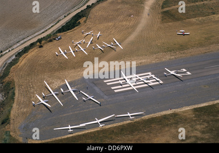 Segelflugzeuge auf der Piste bereit zum abheben, Santa Cilia de Jaca Flugplatz, Aragon, Spanien Stockfoto