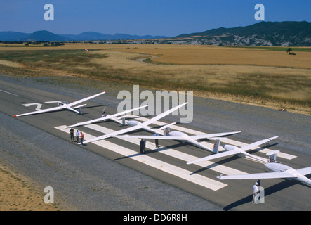 Segelflugzeuge auf der Piste bereit zum abheben, Santa Cilia de Jaca Flugplatz, Aragon, Spanien Stockfoto