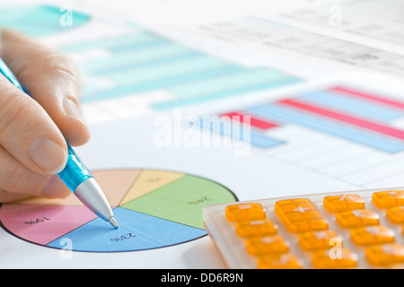 Hand mit Stift und Taschenrechner Piechart analysieren Stockfoto