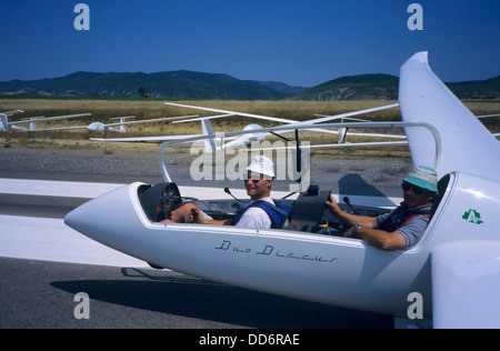 Segelflugzeuge auf der Piste bereit zum abheben, Santa Cilia de Jaca Flugplatz, Aragon, Spanien Stockfoto