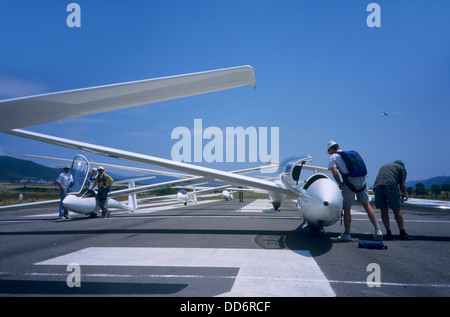 Segelflugzeuge auf der Piste bereit zum abheben, Santa Cilia de Jaca Flugplatz, Aragon, Spanien Stockfoto