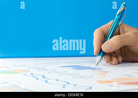 Hand mit Stift arbeiten an Grafiken Stockfoto