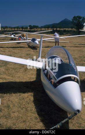 Segelflugzeuge auf der Piste bereit zum abheben, Santa Cilia de Jaca Flugplatz, Aragon, Spanien Stockfoto