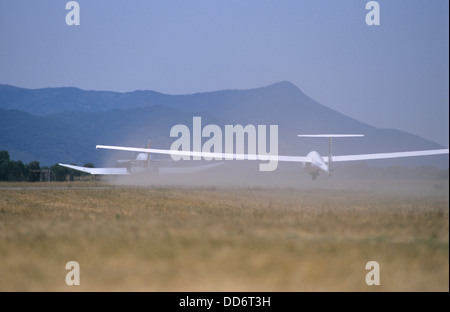 Abschleppen, Flugzeug Robin DR-400 ausziehen mit einem Segelflugzeug Flugzeug Pegase auf Start-und Landebahn, Flughafen von Santa Cilia de Jaca, Aragon, Spanien Stockfoto