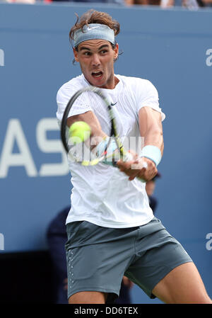 New York, USA. 26. August 2013. Rafael Nadal (ESP) trifft ein Schuss in der ersten Runde der US Open bei Billie Jean King Tennis Center in Flushing Meadows, NY Credit: Action Plus Sport/Alamy Live News Stockfoto