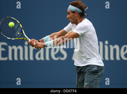 New York, USA. 26. August 2013. Rafael Nadal (ESP) trifft ein Schuss in der ersten Runde der US Open bei Billie Jean King Tennis Center in Flushing Meadows, NY Credit: Action Plus Sport/Alamy Live News Stockfoto