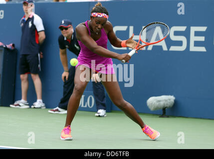 New York, USA. 26. August 2013. Sloane Stephens (USA) trifft ein Schuss in der ersten Runde der US Open bei Billie Jean King Tennis Center in Flushing Meadows, NY Credit: Action Plus Sport/Alamy Live News Stockfoto