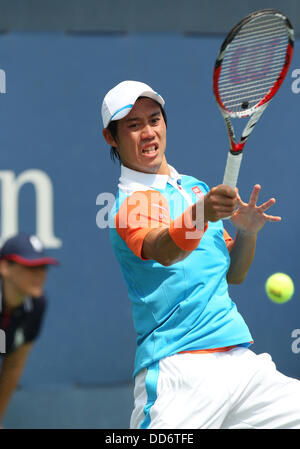 New York, USA. 26. August 2013. Kei NishiKOri (JPN) trifft eine Vorhand in der ersten Runde der US Open bei Billie Jean King Tennis Center in Flushing Meadows, NY Credit: Action Plus Sport/Alamy Live News Stockfoto