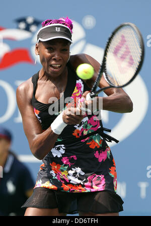 New York, USA. 26. August 2013. Venus Williams (USA) trifft eine Rückhand in der ersten Runde der US Open bei Billie Jean King Tennis Center in Flushing Meadows, NY Credit: Action Plus Sport/Alamy Live News Stockfoto