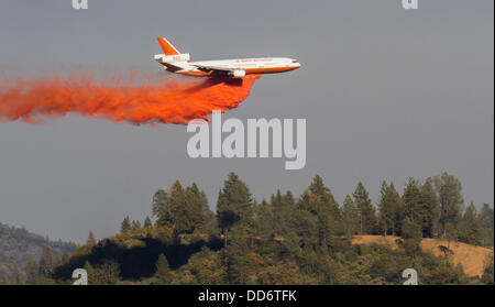 Tuolumne, CA, USA. 26. August 2013. Tanker 910 a DC-10 Tropfen eine Linie von feuerhemmenden entlang am Nordende des Rim-Feuer in der Nähe von Tuolumne Stadt. Rim Fire in der Stanislaus National Forest wurde immer eine volle Luftangriff an seinem nördlichen Ende in der Nähe von Tuolumne City CA durch eine DC-10, c-130 und mehrere Hubschrauber, wie sie arbeiten, um ein Feuer-Bremse zu schaffen und die 179.481 Hektar großen Feuer zu stoppen, bevor es zu erreichen ist die Städte entlang der California Highway 108. Bildnachweis: Marty Bicek/ZUMAPRESS.com/Alamy Live-Nachrichten Stockfoto