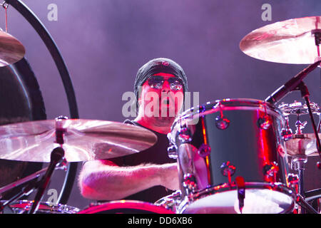 San Diego, Kalifornien, USA. 26. August 2013. JASON BONHAM, Sohn des legendären Led Zeppelin Schlagzeuger JOHN BONHAM spielte mit seiner Tribute-Band Jason Bonhams Led Zeppelin Erfahrung an der San Diego State University am 26. August 2013. Bildnachweis: Daniel Knighton/ZUMAPRESS.com/Alamy Live-Nachrichten Stockfoto