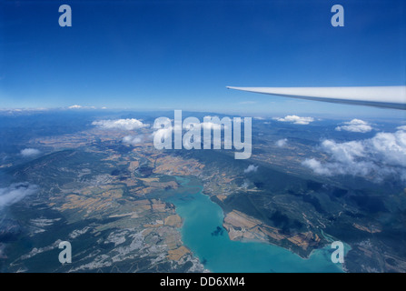 Luftaufnahme vom Segelflugzeug Flugzeug von Yesa See (Embalse de Yesa), Aragon, Spanien Stockfoto