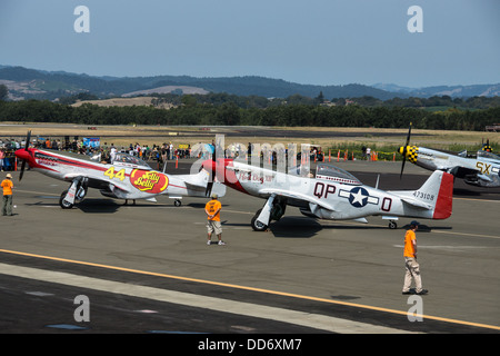 18.08.2013, Santa Rosa, Kalifornien. P-51 Mustangs Line-up zum Abheben auf der "Wings über Sonoma" Airshow. Stockfoto